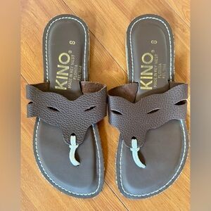 Kino’s brown leather sandals w/ scalloped detail